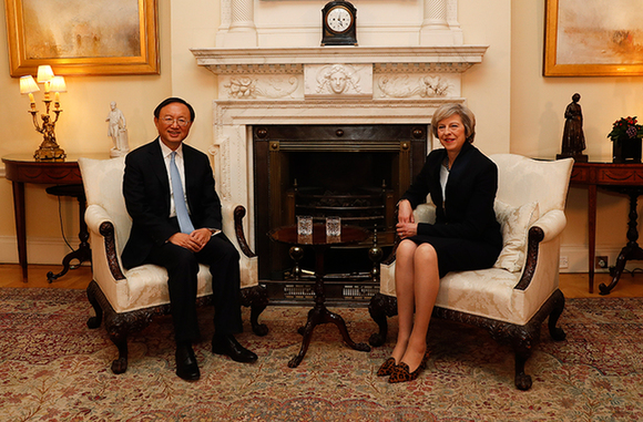 12月20日，英国首相梅（右）在伦敦会见到访的中国国务委员杨洁篪。