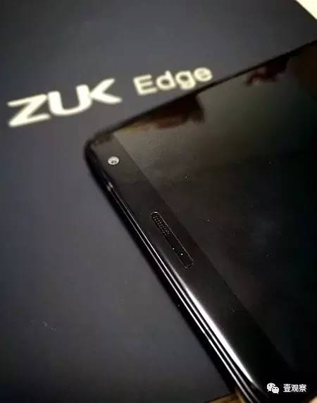 屏幕顶部，ZUK Edge将屏幕光线/距离感应器、听筒集成了一个模块，听筒部分的打孔相当精细，工艺水准值得肯定，该模块旁边为一颗800万像素的前置镜头，整个额头相当简洁。