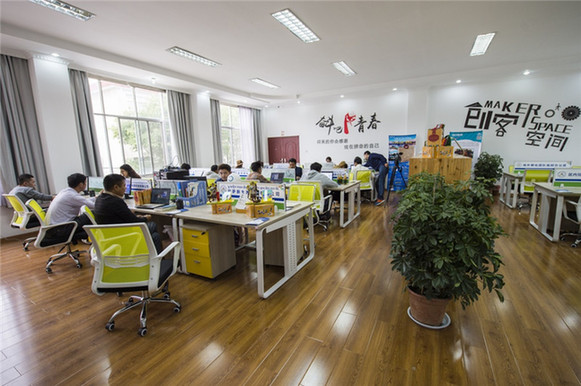 这是在“拉萨科技众创空间”内拍摄的创客空间一角（2016年7月26日摄）。2016年7月26日，西藏首个科技众创空间“拉萨科技众创空间”揭牌，该项目正式投入运营。“拉萨科技众创空间”于2015年9月开始建设，具备创客空间、一站式服务中心、创客咖啡等功能区以及管理服务团队和创业导师队伍，为广大创客和小微企业提供免费的工作、交流和社会资源共享空间。