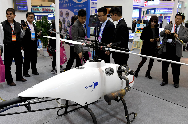 3月29日，参会客商在参观一款无人机产品。